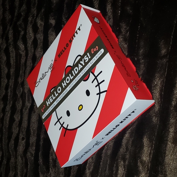 The Creme Shop Hello Kitty Holidays Bath Bomb - Picture 3 of 8